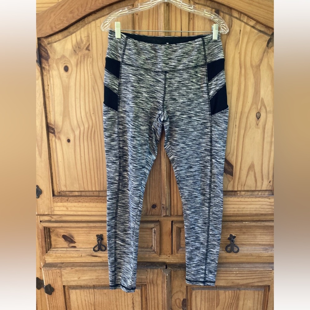 Women’s Athletic Collection black Gray athletic legging yoga Capri pants size M